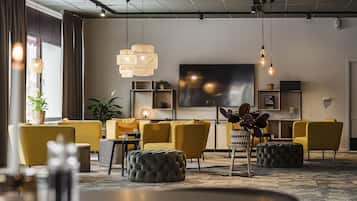 Serveert ontbijt, lunch en diner