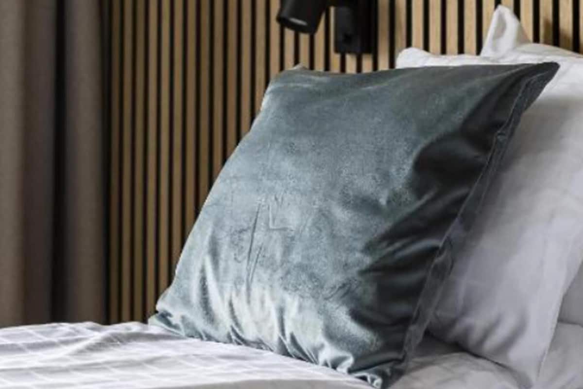 Tabla de planchar con plancha, wifi gratis, ropa de cama y despertador