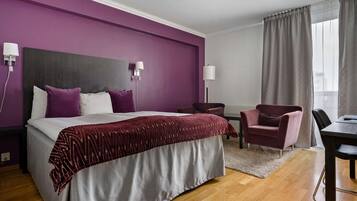 Cofres nos quartos, escrivaninha, espaço de trabalho para notebook