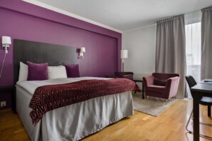 Värdeförvaringsskåp på rummet, skrivbord och arbetsyta för laptop