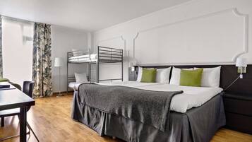 VÀrdeförvaringsskÄp pÄ rummet, skrivbord och arbetsyta för laptop