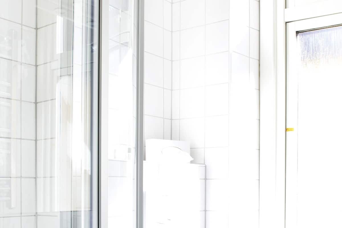 economy double room (140 cm bed) | bathroom | shower, eco-friendly toiletries, hair dryer, towels