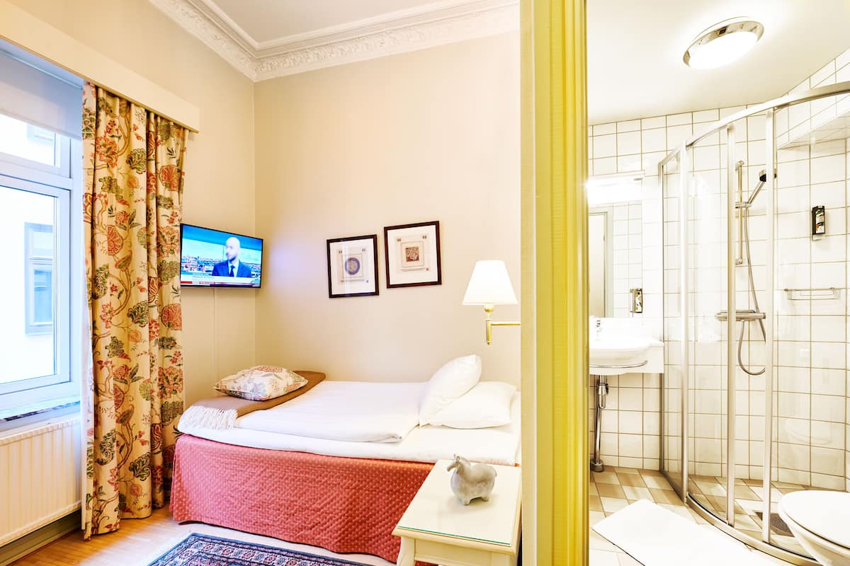 Single Room | Individually decorated, individually furnished, desk, laptop workspace