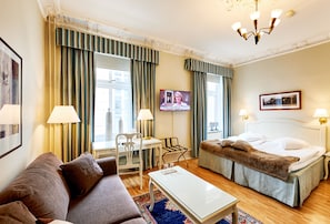 1 habitación, decoración personalizada, muebles diferentes y escritorio 