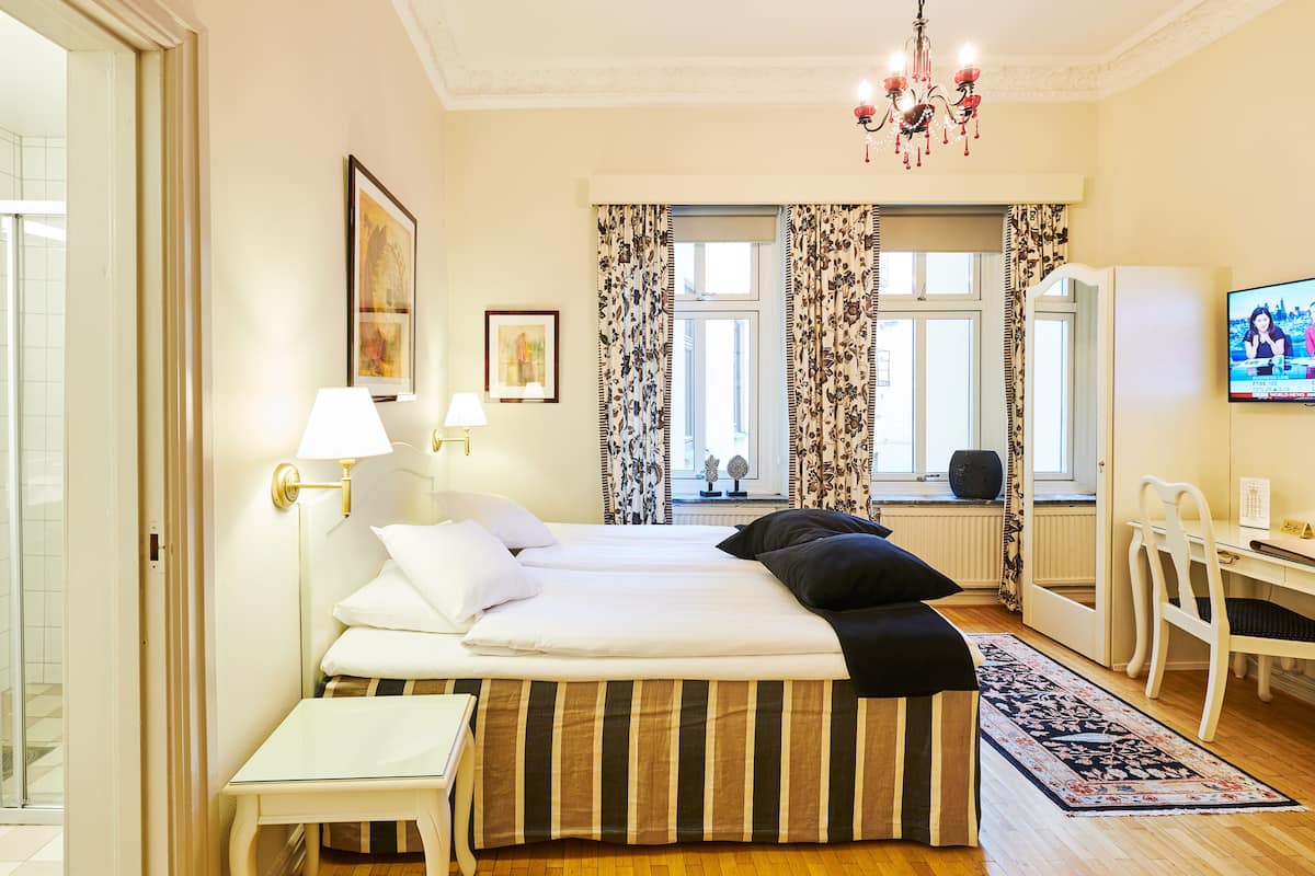 standard double room | 1 bedroom, individually decorated, individually furnished, desk