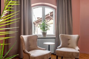 デラックス ルーム キングベッド 1 台 禁煙 | 1 室のベッドルーム、アイロン / アイロン台、WiFi (無料)、ベッドシーツ
