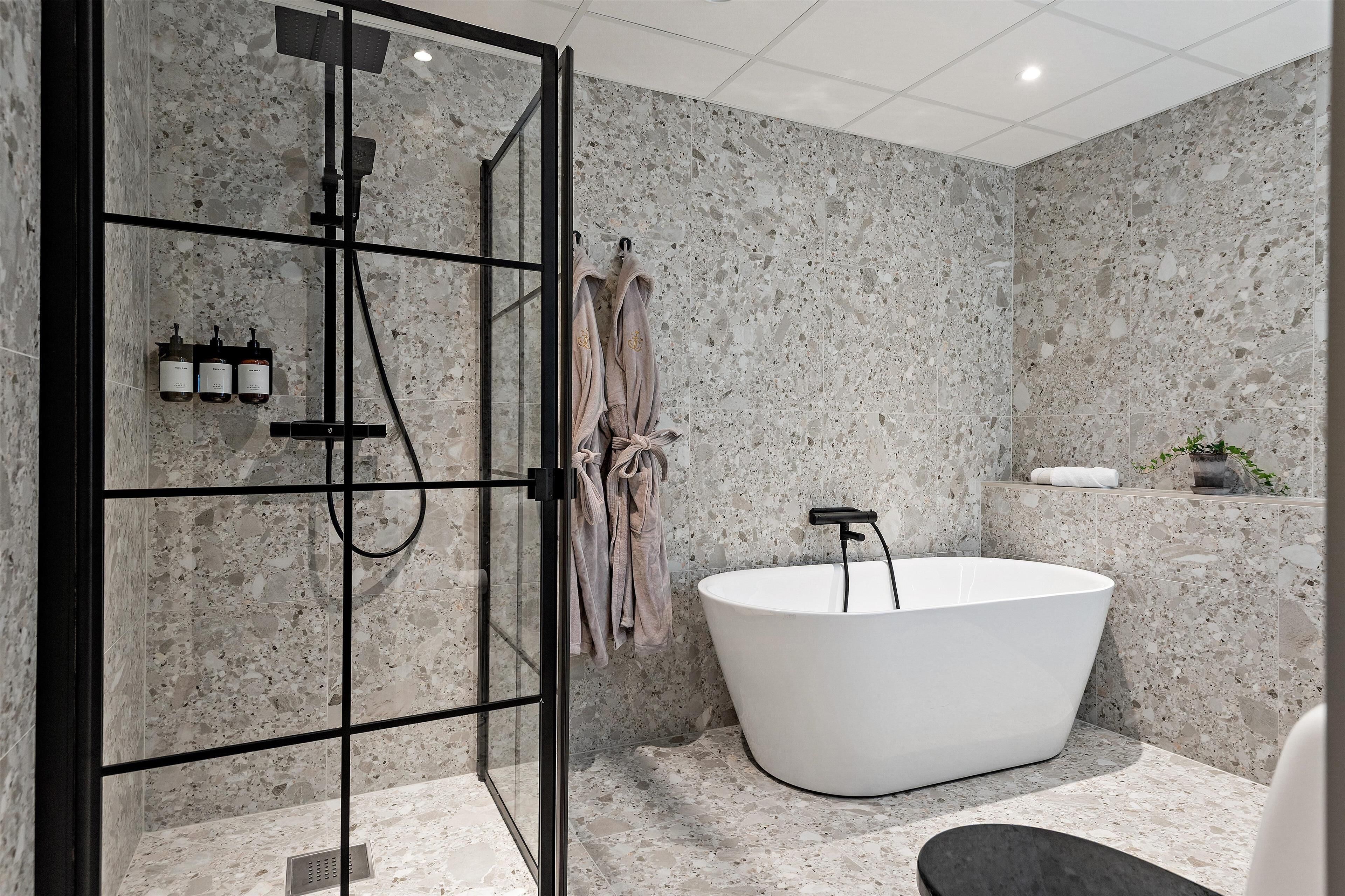 Suite, 1 King Bed, Non Smoking | Bathroom