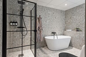 Suite, 1 cama de matrimonio grande, no fumadores | Baño | Ducha, cabezal de ducha tipo lluvia, secador de pelo y toallas