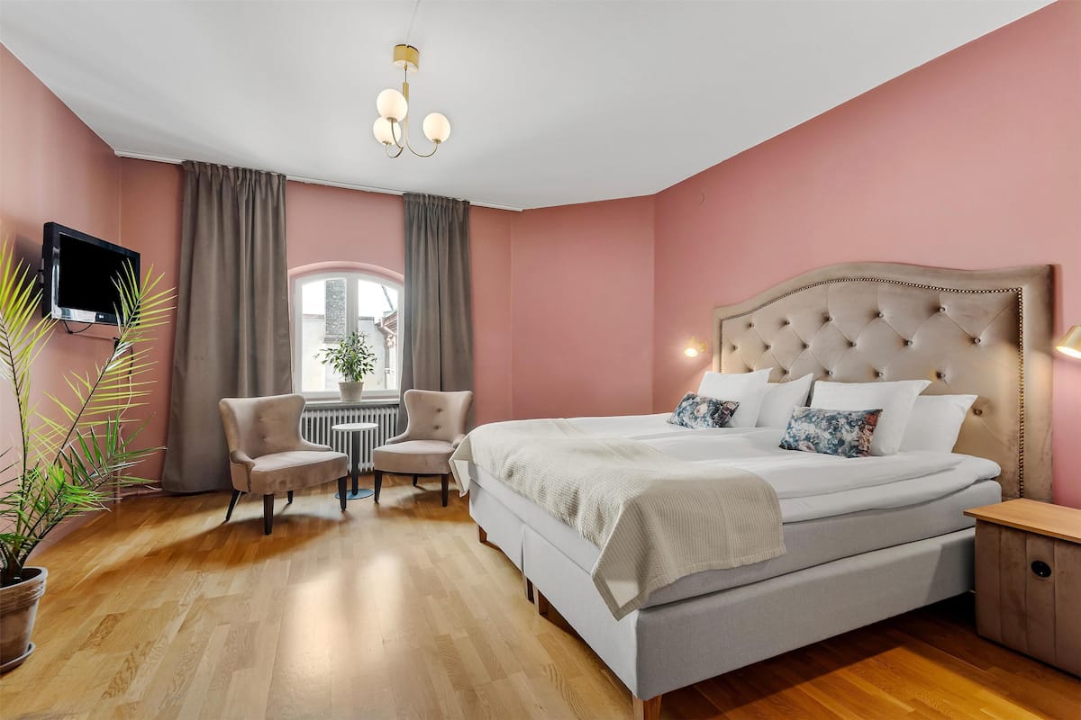 Chambre Deluxe, 1 trĂšs grand lit, non-fumeur