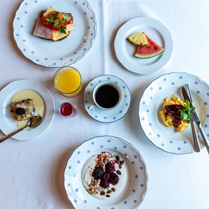 Free daily buffet breakfast