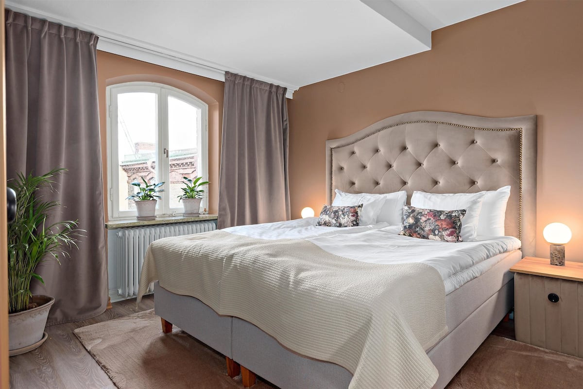Suite, 1 kingsize-seng, ikke-røyk | Blendingsgardiner, wi-fi (inkludert) og sengetøy