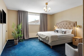 Superior Room, 1 King Bed, Non Smoking | Free WiFi, bed sheets