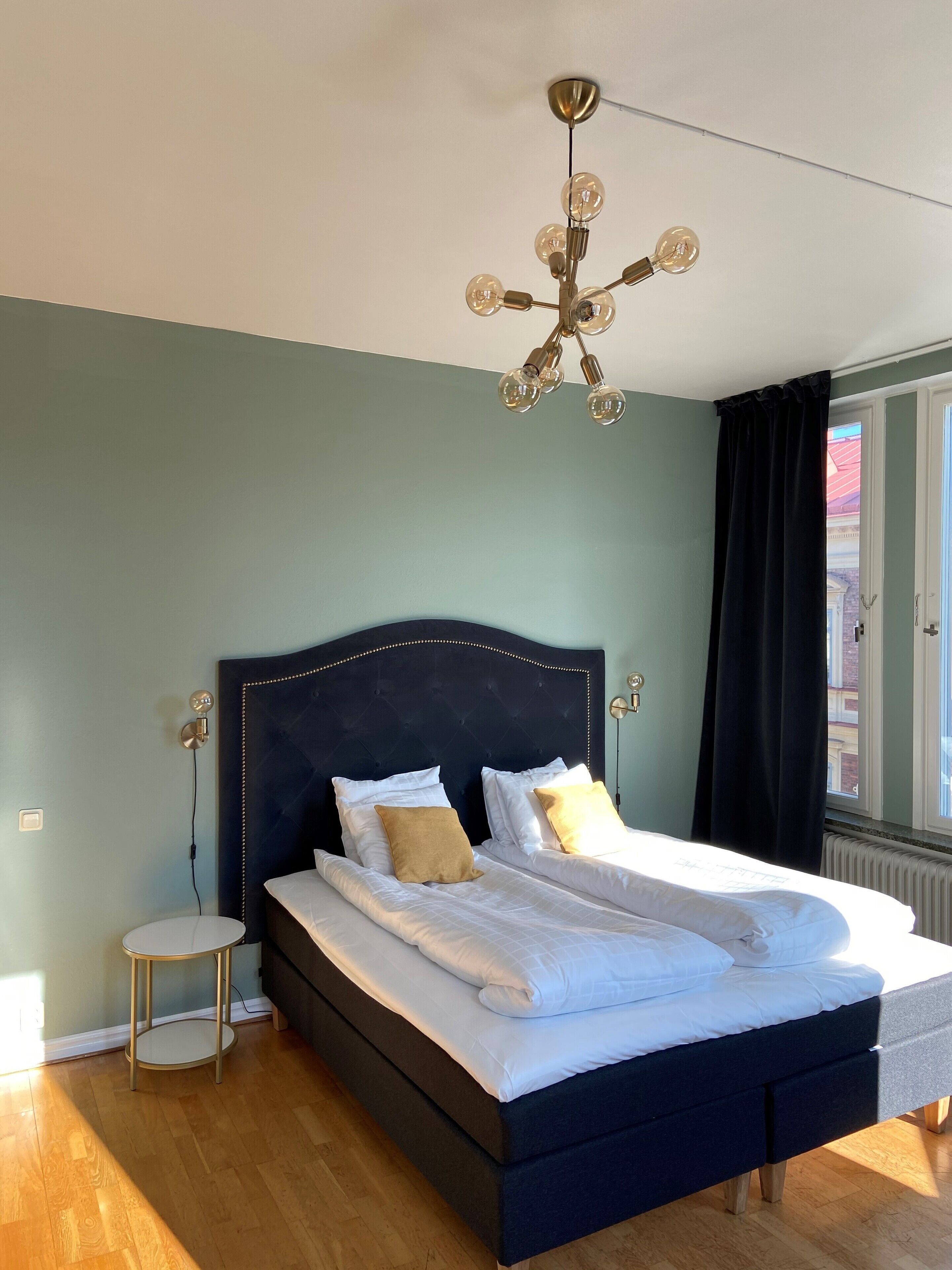 Blackout drapes, free WiFi, bed sheets