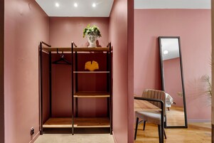 Una habitación con literas, un espejo y una planta.