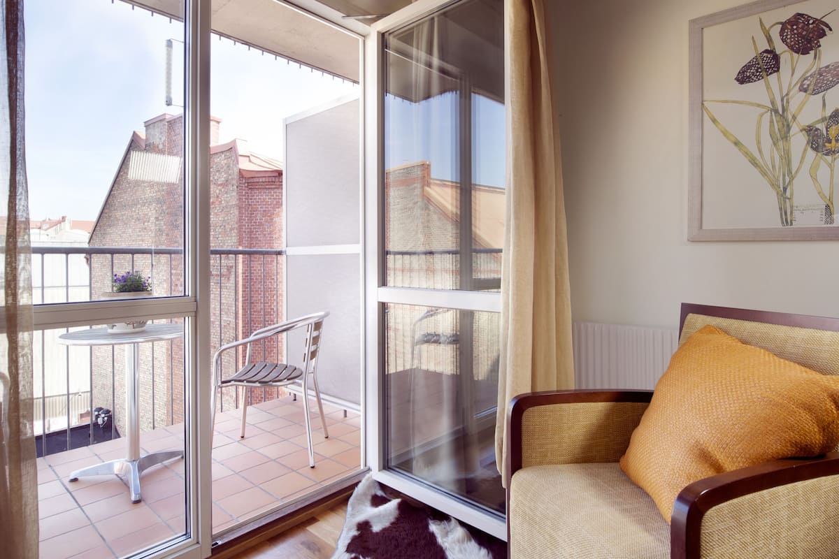 Escritorio, cortinas blackout, tabla de planchar con plancha y cunas