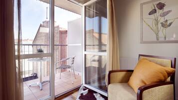 Een bureau, verduisterende gordijnen, een strijkplank/strijkijzer