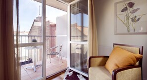 Escritorio, cortinas opacas, tabla de planchar con plancha