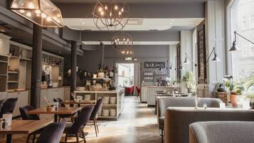 Breakfast and dinner served