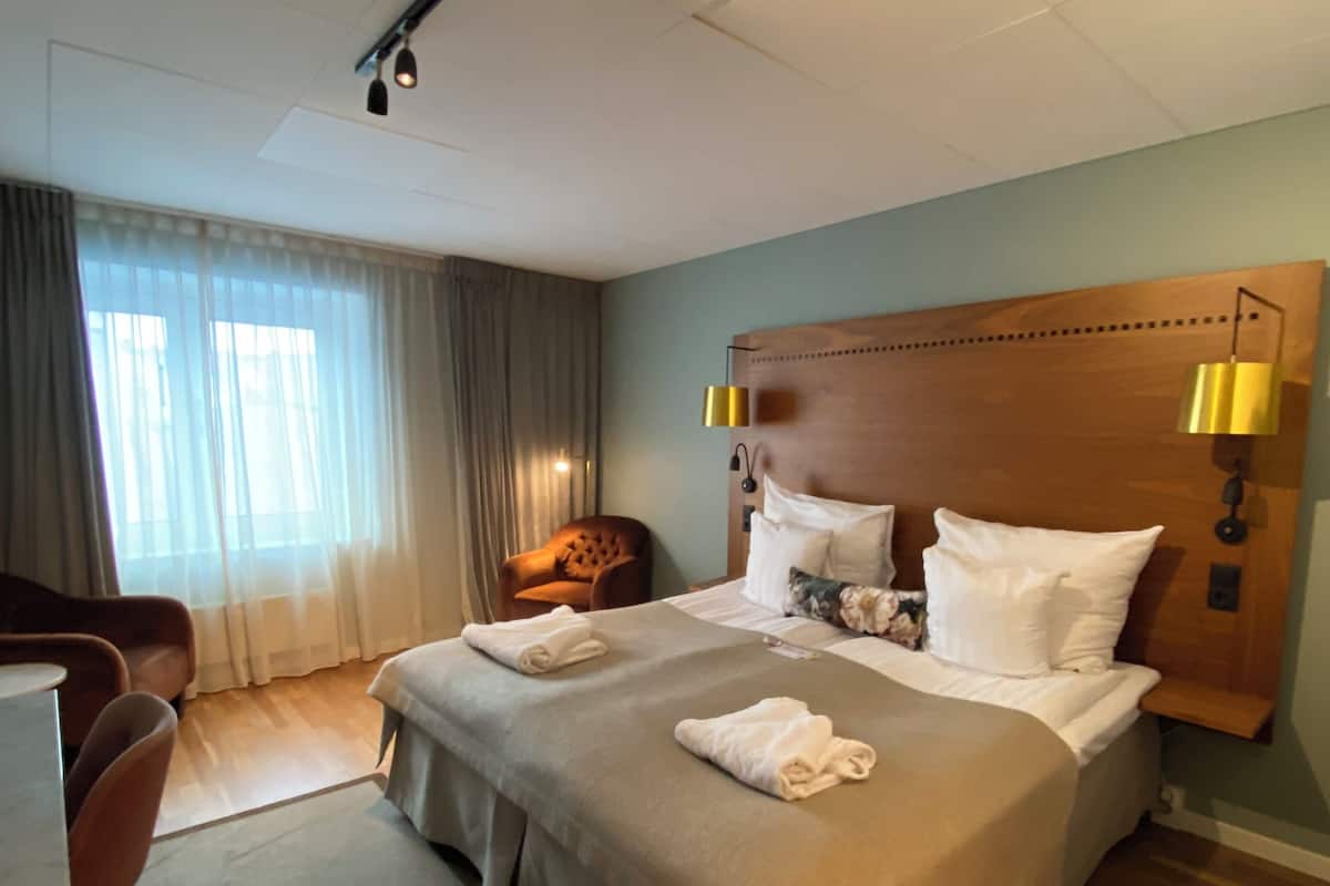 Escritorio, cortinas blackout, tabla de planchar con plancha y cunas