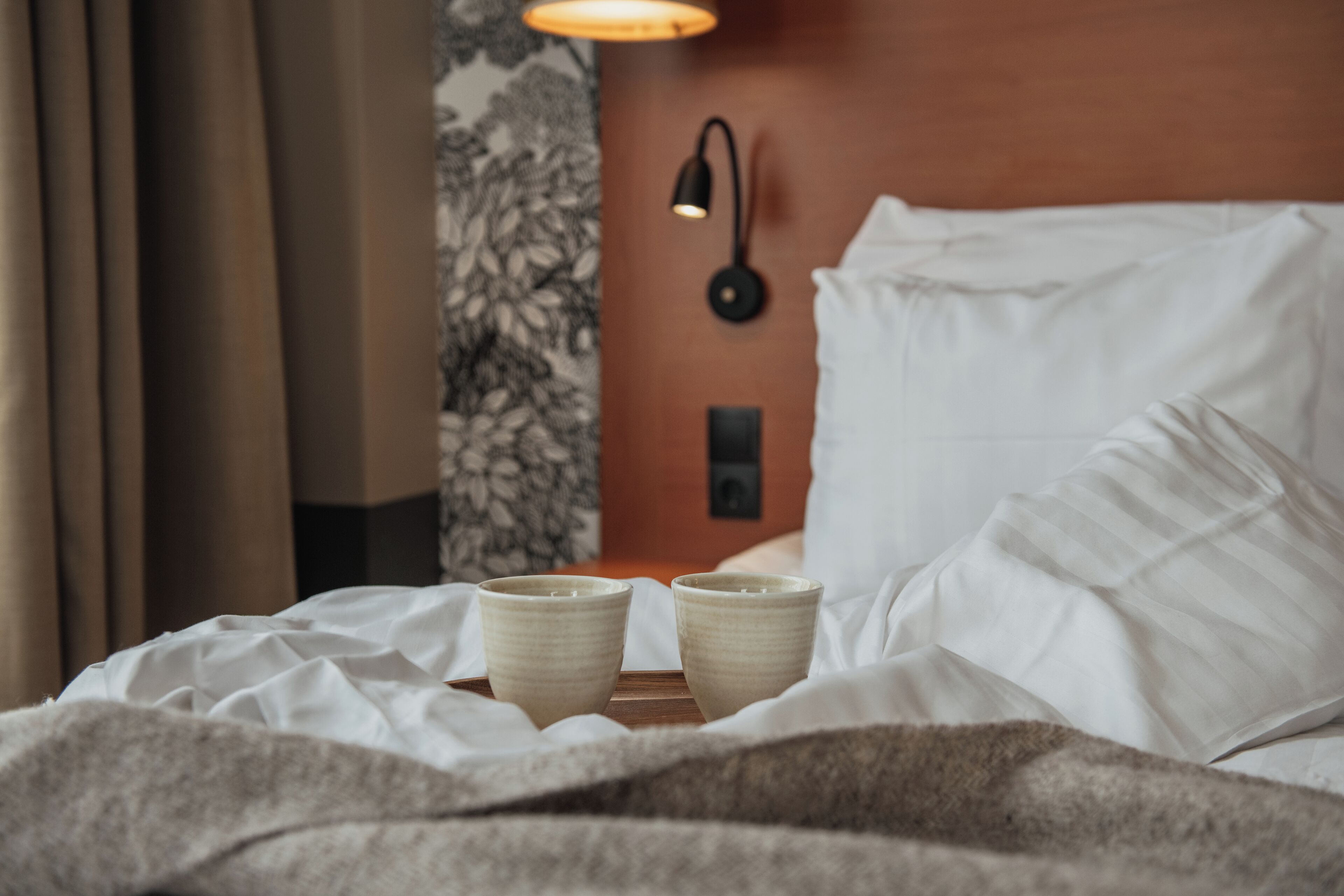 Deluxe kamer, 1 kingsize bed met slaapbank | Een bureau, verduisterende gordijnen, een strijkplank/strijkijzer