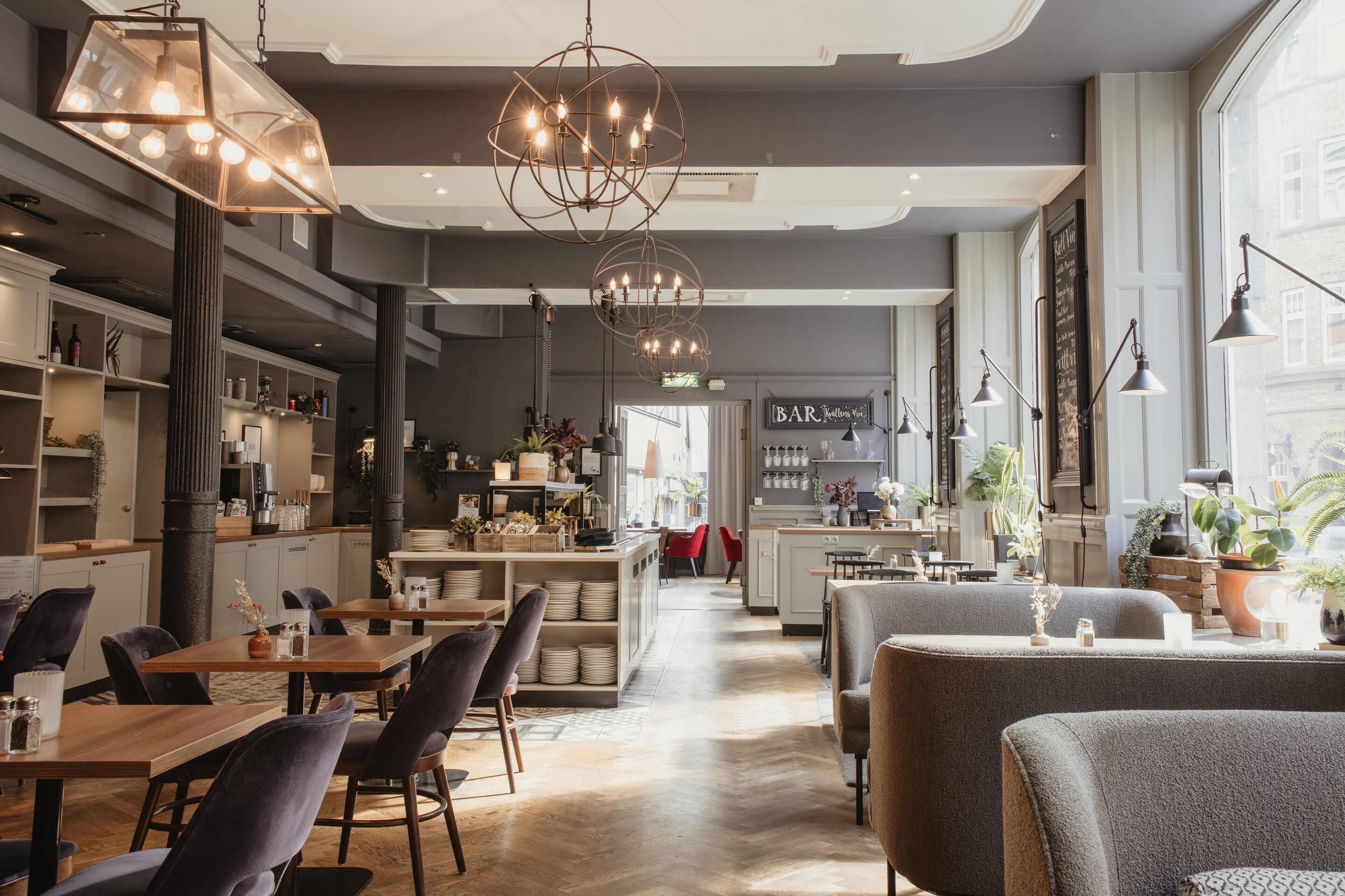 Breakfast and dinner served