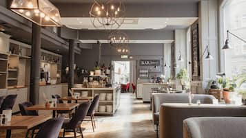 Breakfast and dinner served