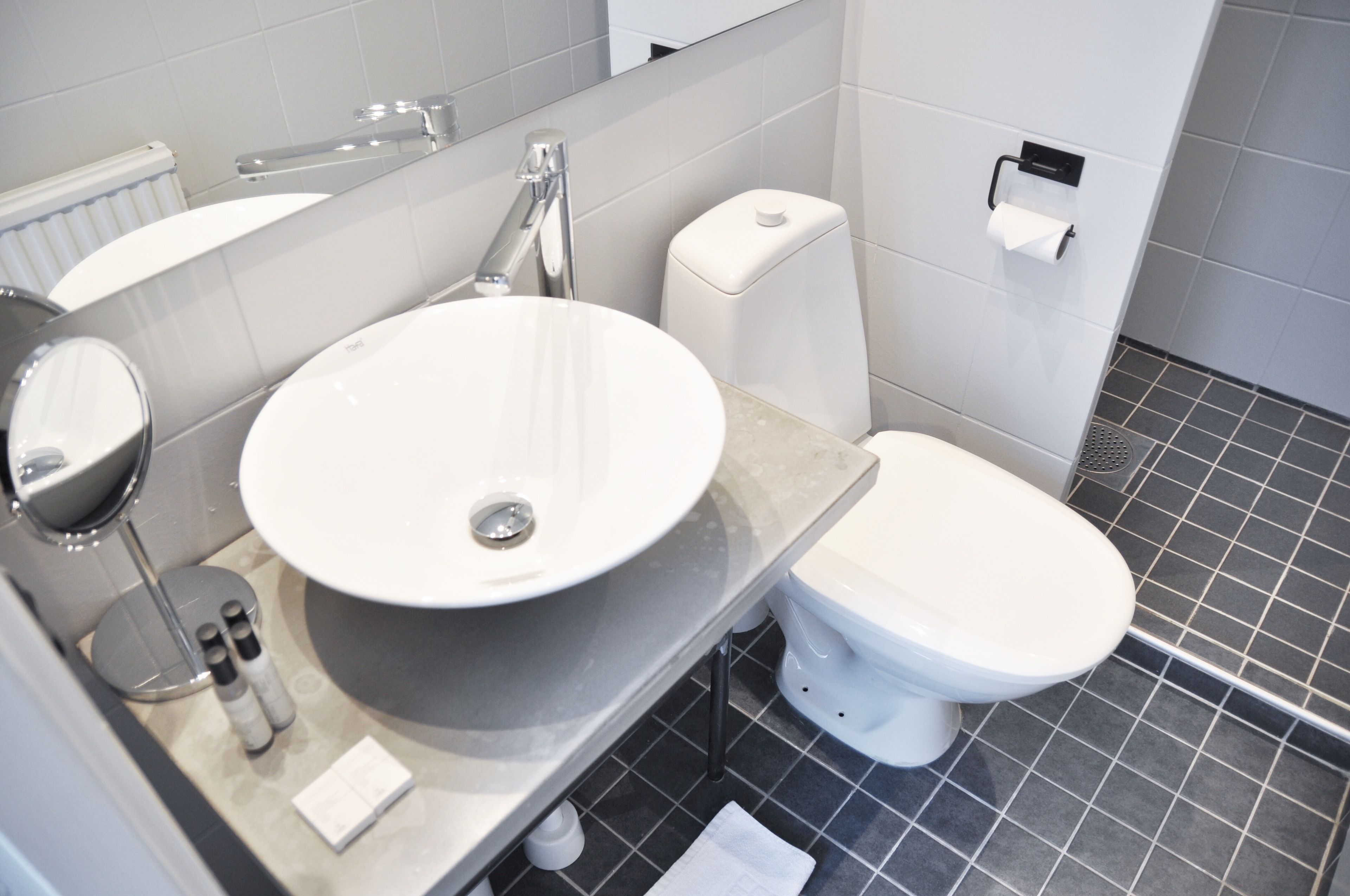 standard queen room | bathroom | shower, free toiletries, hair dryer, towels