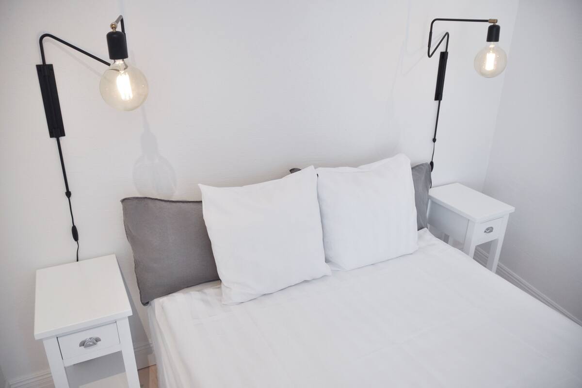 Small Double Room | 迷你吧、熨斗/熨衣板、免費無線上網、床單