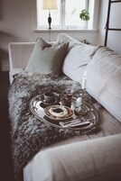 Minibar, tabla de planchar con plancha, wifi gratis y ropa de cama 