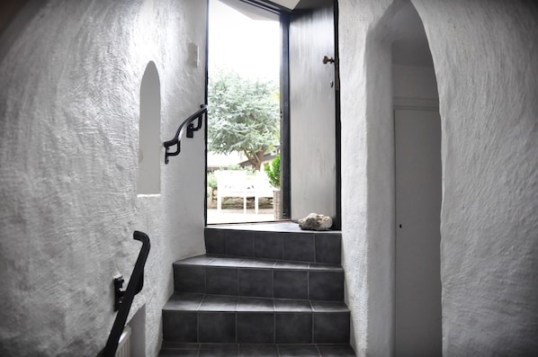 Familiekamer, geen ramen, op benedenverdieping | Een minibar, een strijkplank/strijkijzer, gratis wifi, beddengoed