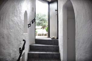 Minibar, tabla de planchar con plancha, wifi gratis y ropa de cama 