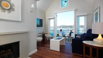 Hillside Cottage-Zimmer mit Balkon | Allergikerbettwaren, Daunenbettdecken, Zimmersafe, individuell dekoriert