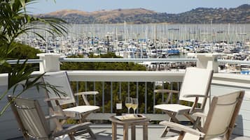 Hypo-allergenic bedding, down comforters, in-room safe