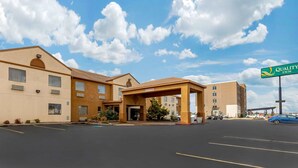 A hotel with a central entrance, multiple windows, and a sign indicating it is a Quality Inn. - Quality Inn West Memphis I-40 (West Memphis)