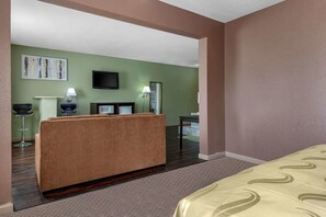 King Jacuzzi Suite | Blackout drapes, iron/ironing board, free WiFi, bed sheets - Quality Inn West Memphis I-40 (West Memphis)
