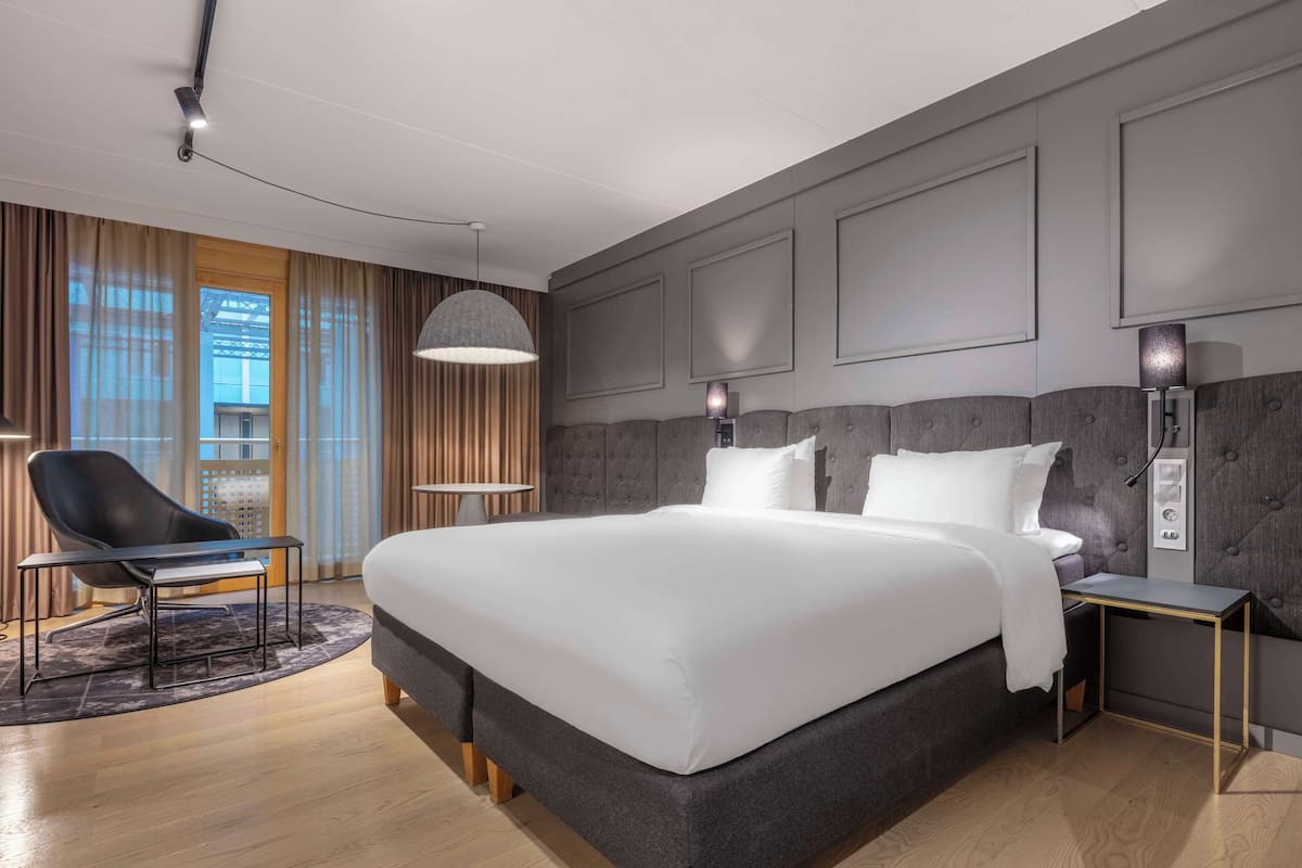 Standard Room | Minibar, in-room safe, laptop workspace, blackout drapes