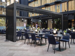 2 restaurants, serveren ontbijt, lokale en internationale gerechten