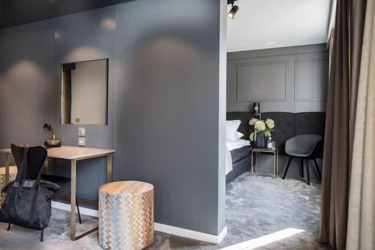 Minibar, in-room safe, laptop workspace, blackout curtains