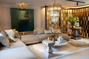 Minibar, in-room safe, laptop workspace, blackout drapes