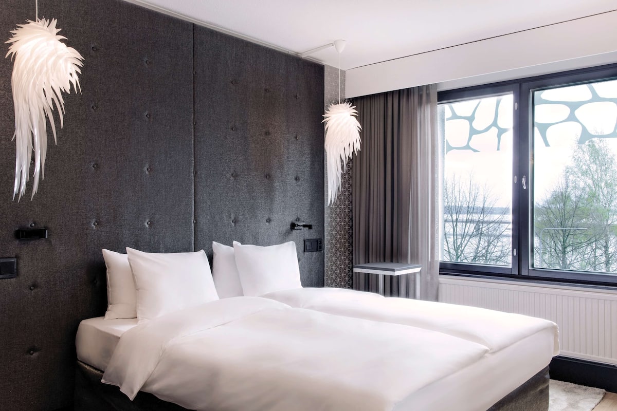 Phòng Suite Junior | Bộ đồ giường cao cấp, nệm cao su hoạt tính (memory foam), minibar 