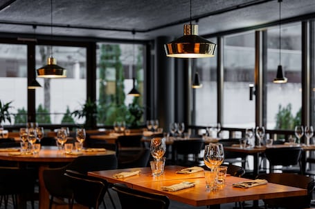 Breakfast, lunch, dinner served; international cuisine, ocean views