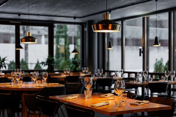 Breakfast, lunch, dinner served; international cuisine, sea views 