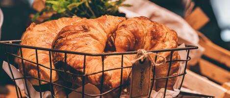 Una bandeja con unos croissants.
