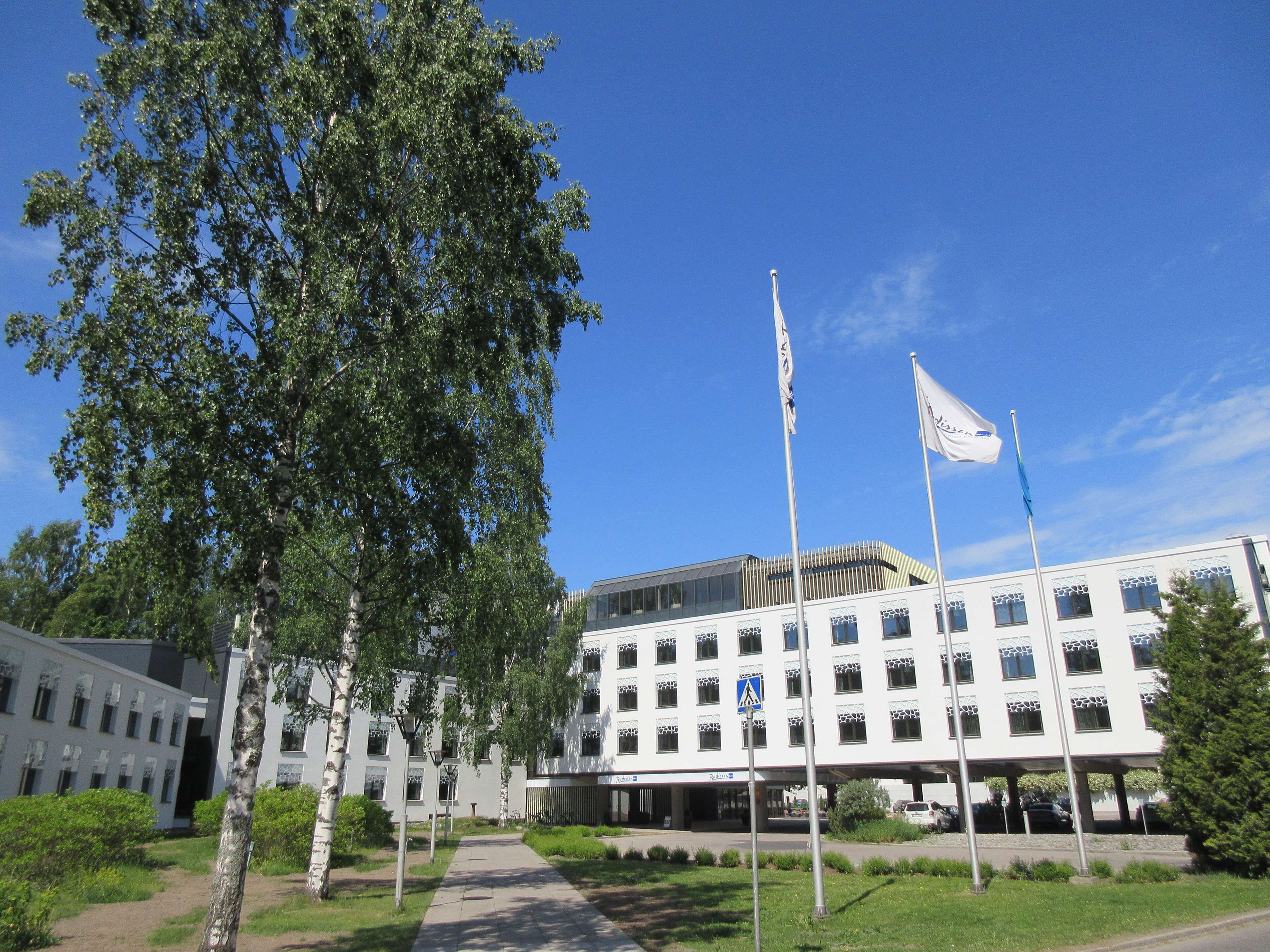 Rakennus on modernin arkkitehtuurin tyylinäyte, ja sen keskeisenä piirteenä on lasijulkisivuinen pääsisäänkäynti sekä useita ikkunoita.