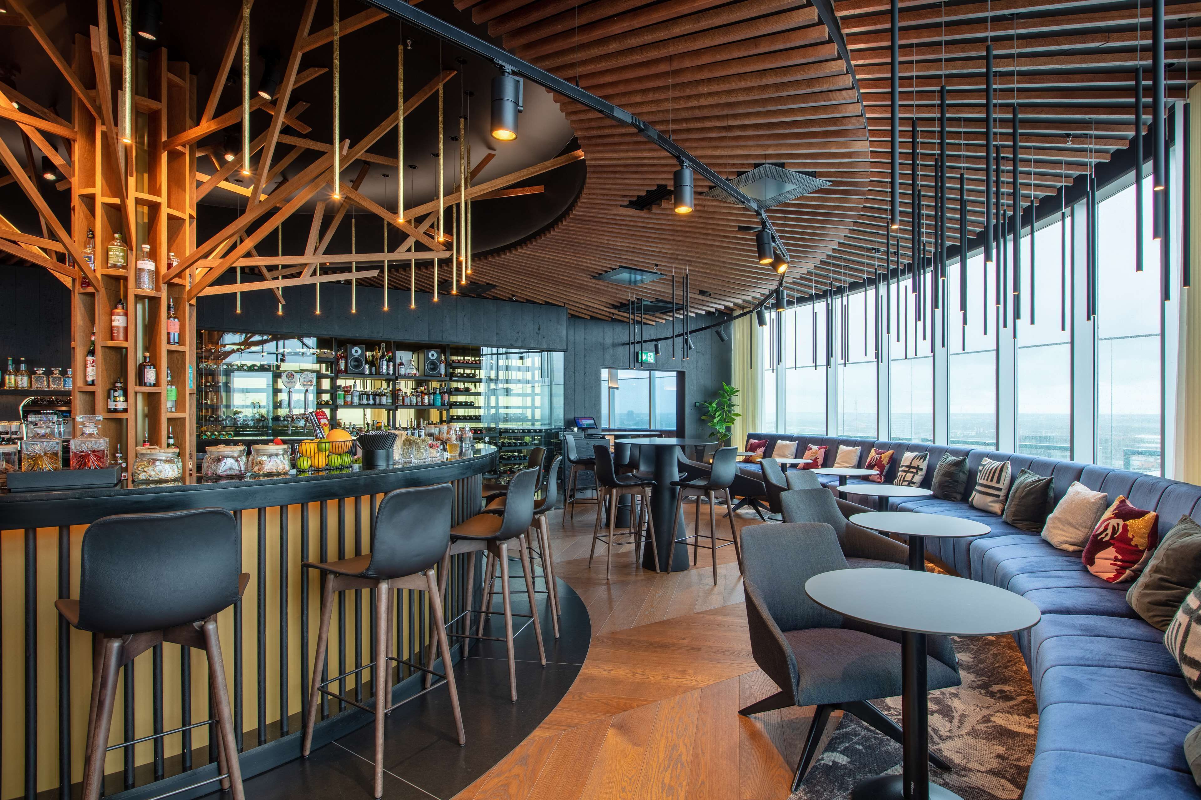 Bar ở tầng thượng, dùng bữa ngoài trời, mở cửa hàng ngày 