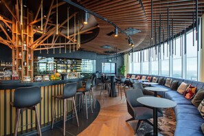 Bar en la azotea, con mesas al aire libre, abre todos los días