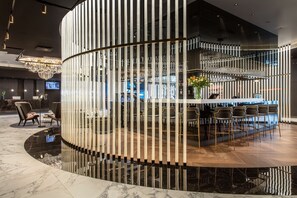 Bar en la azotea, con mesas al aire libre, abre todos los días