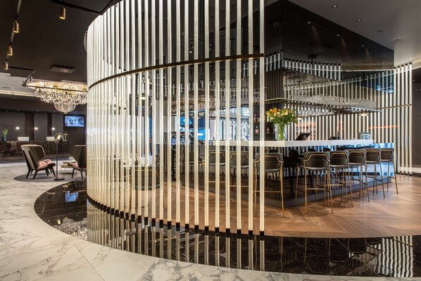 Rooftop bar, al fresco dining, open daily