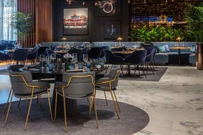 2 restaurants; breakfast, lunch, and dinner served