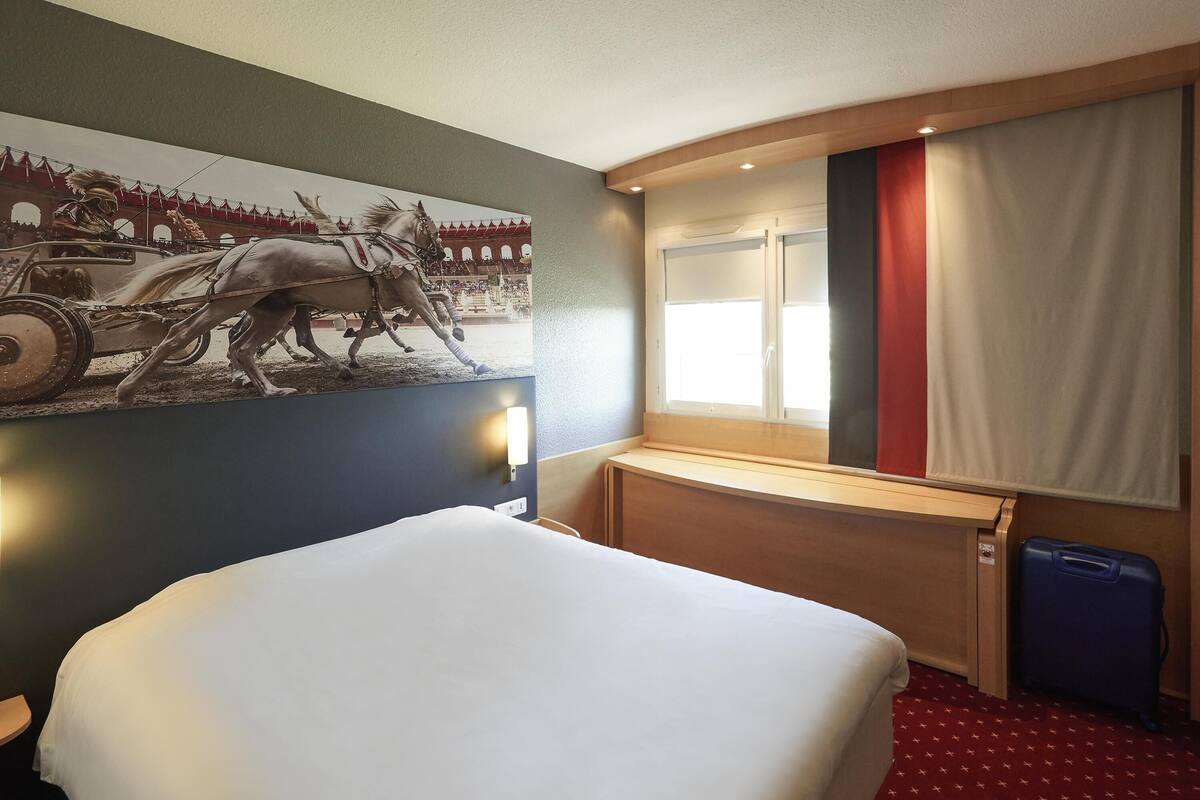 standard double room, multiple beds | 1 bedroom, in-room safe, desk, soundproofing